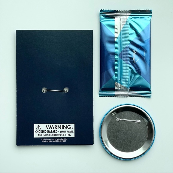 D23 EXPO 2022 DISNEY+ PLUS TRADING CARDS PACK & DISNEY + DAY BUTTONS 2022 & 2021 - Picture 2 of 8